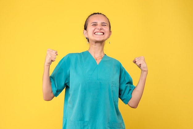 Medico femminile di vista frontale in gioia della camicia medica, emozione di colore dell'ospedale dell'infermiera covid del medico di salute