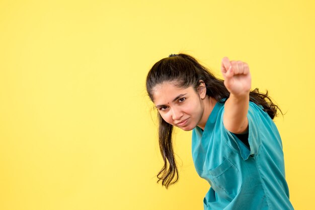 Medico femminile di vista frontale in piedi uniforme