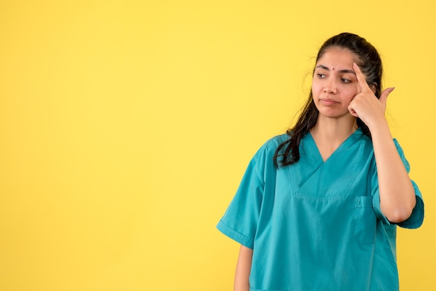 Medico femminile di vista frontale in piedi uniforme