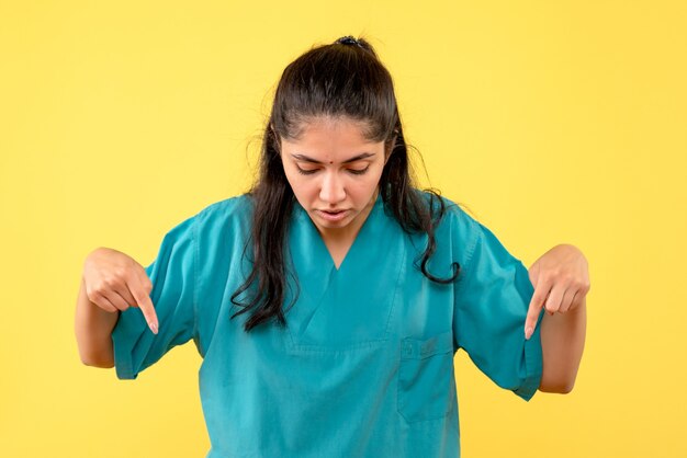 Medico femminile di vista frontale in uniforme che esamina la condizione del pavimento