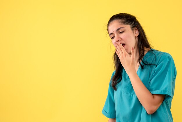 Medico femminile di vista frontale in uniforme che sbadiglia