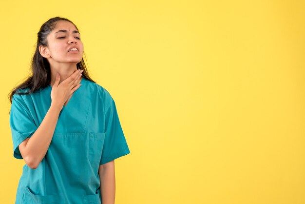 Medico femminile di vista frontale in uniforme che tiene la gola in piedi