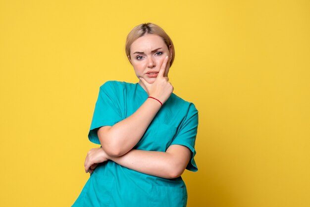 Medico femminile di vista frontale nella posa medica della camicia, pandemia di covid dell'ospedale dell'infermiera di emozione del medico