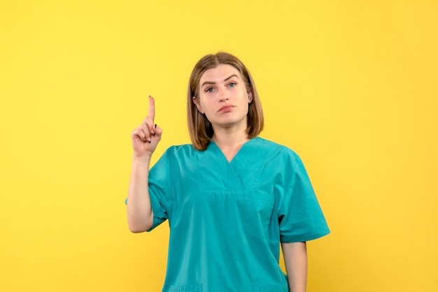 Medico femminile di vista frontale sullo spazio giallo