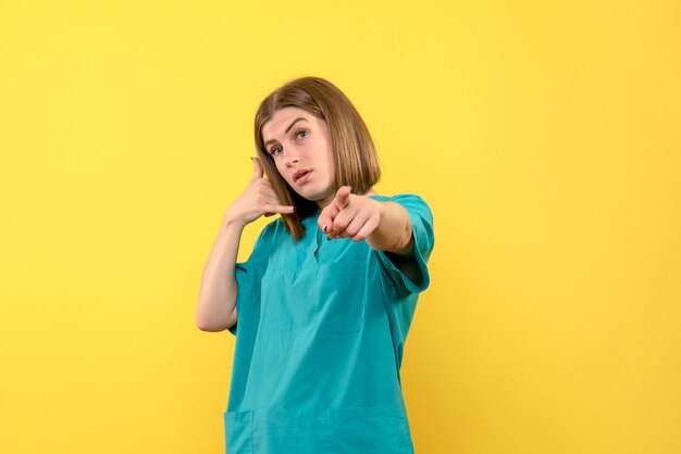 Medico femminile di vista frontale sullo spazio giallo