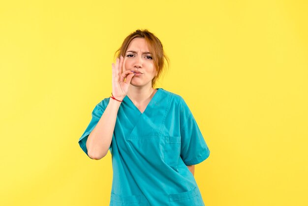 Medico femminile di vista frontale sullo spazio giallo