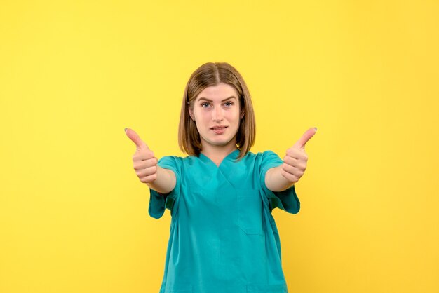 Medico femminile di vista frontale sullo spazio giallo