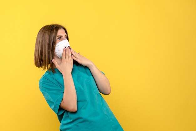 Medico femminile di vista frontale sullo spazio giallo