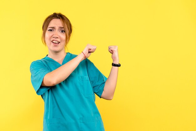 Medico femminile di vista frontale sullo spazio giallo