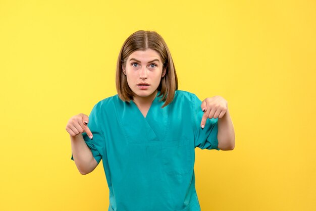 Medico femminile di vista frontale sullo spazio giallo