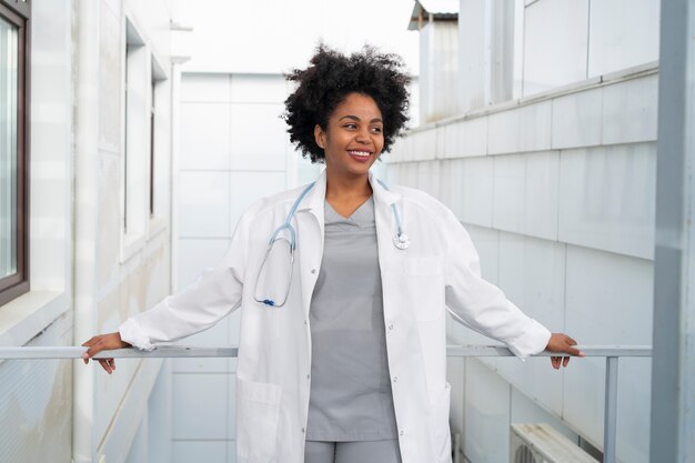 Medico femminile nero sorridente di vista frontale