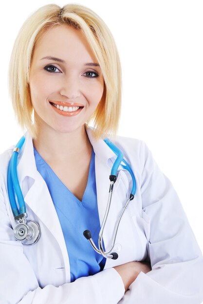 Medico femminile sorridente giovane professionista con lo stetoscopio - isolato su bianco