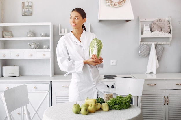 Medico in una cucina con verdure