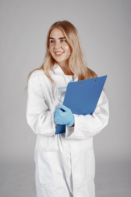 Medico . Isolato sopra il muro bianco