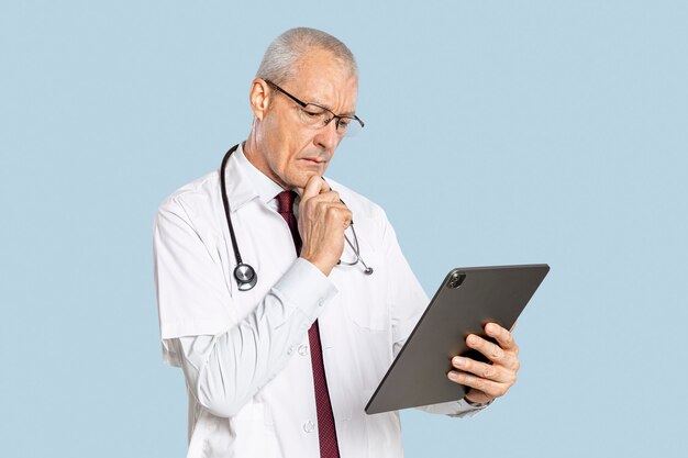 Medico maschio che utilizza un tablet