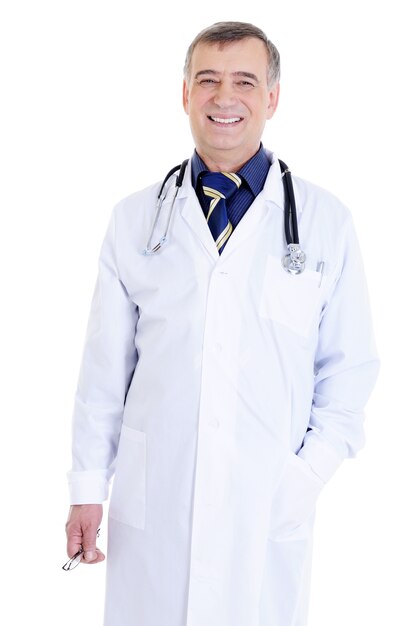 Medico maschio sorridente felice con lo stetoscopio e in abito bianco ospedaliero