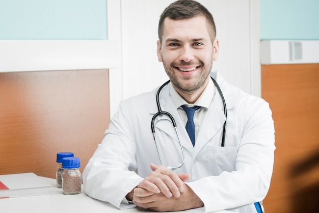 Medico maschio sorridente in clinica