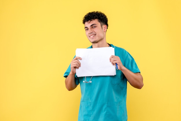 Medico sorridente medico altamente qualificato di vista laterale con i documenti del paziente