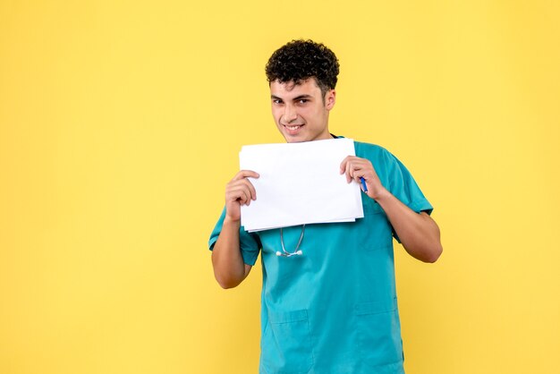 Medico sorridente medico altamente qualificato di vista laterale sta parlando di buon umore durante una pandemia