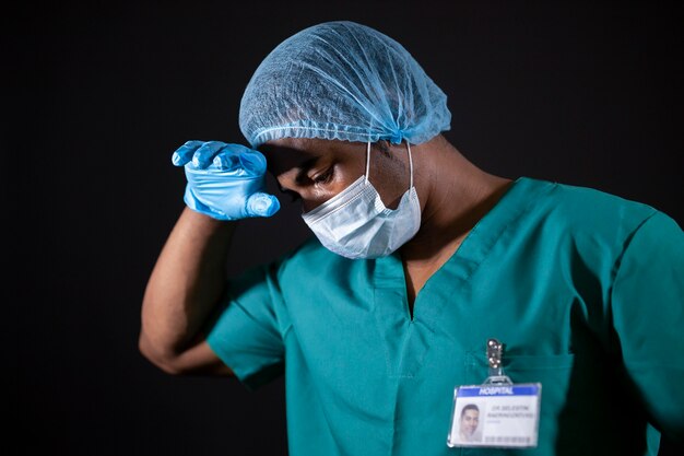 Medico stanco di tiro medio con maschera