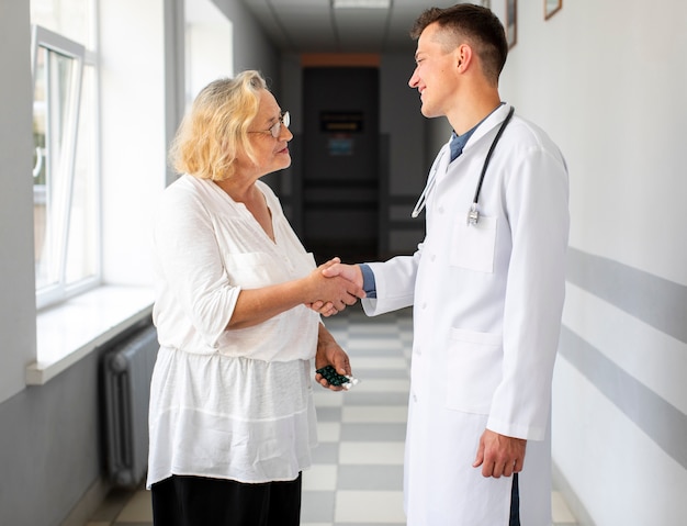 Medico stringe la mano al paziente