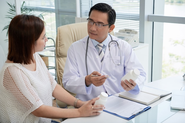 Medico visita donna graziosa