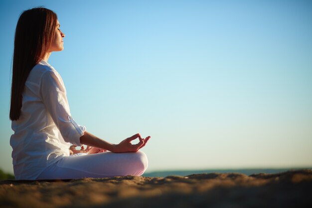 Meditando la donna in posizione del loto