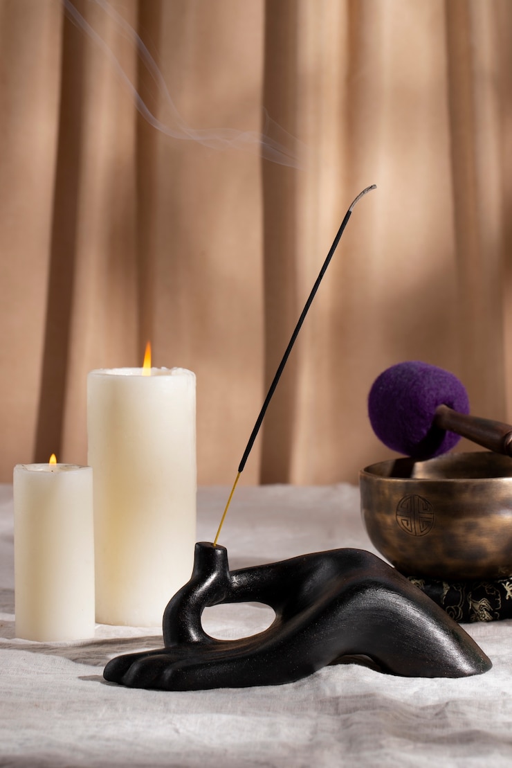 Foto gratuito meditazione e tranquillità con la statuetta di buddha