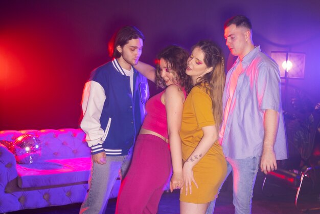 Medium ha sparato ai giovani che ballano a una festa.