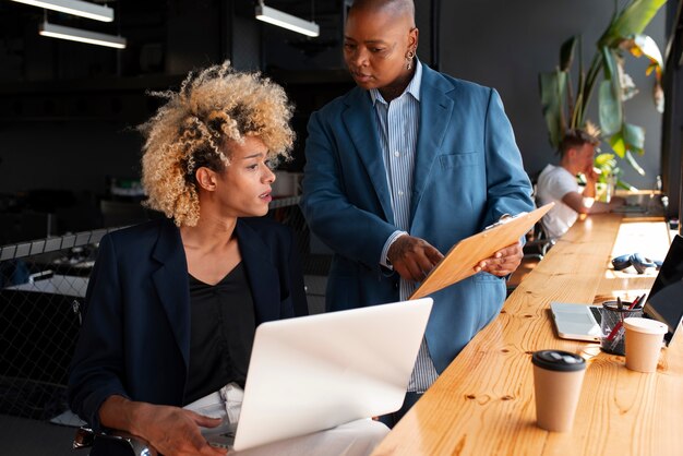 Medium ha sparato alle persone omosessuali al lavoro.