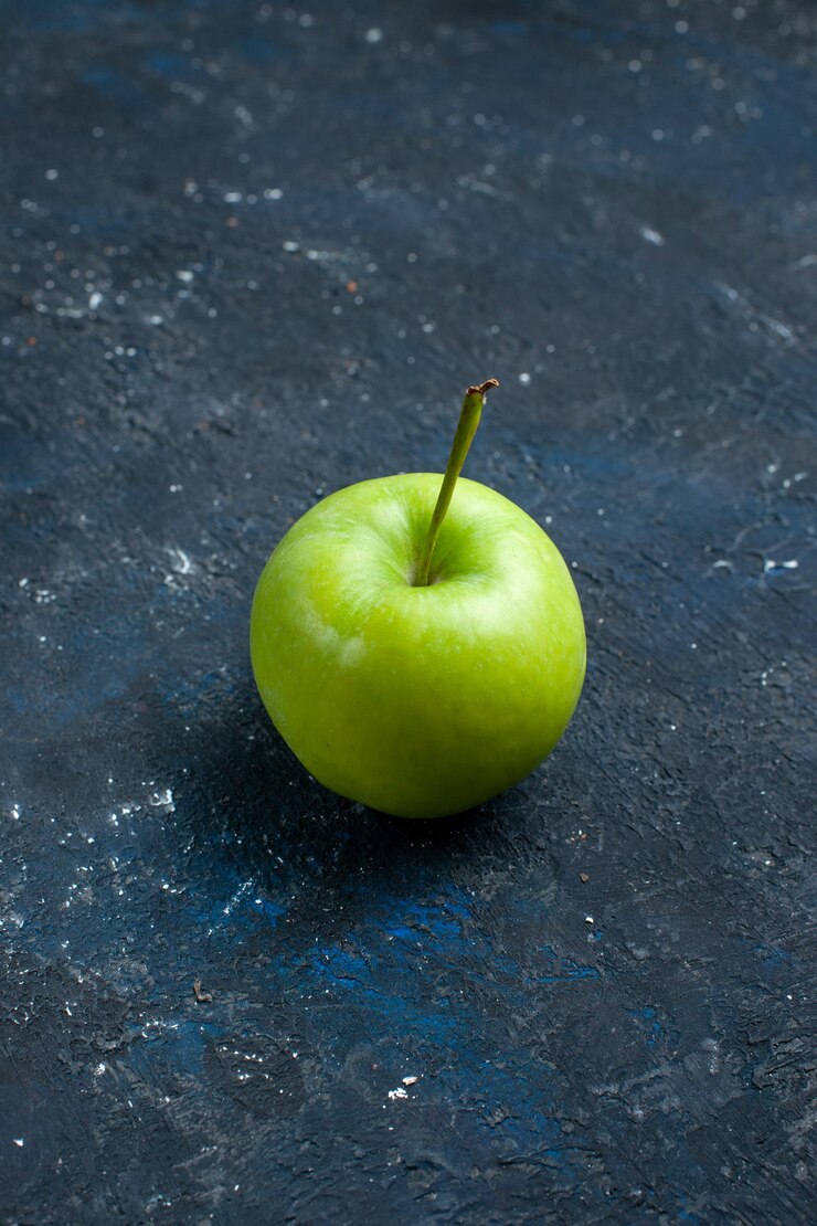 Foto gratuito mela verde fresca isolata sulla scrivania scura
