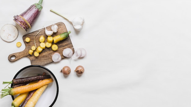 Melanzana; carota; aglio e cipolle su sfondo bianco