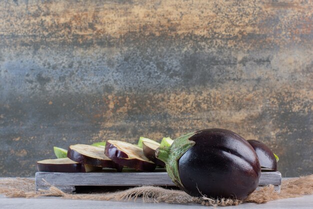 Melanzane e zucchine a fette su tavola di legno. Foto di alta qualità