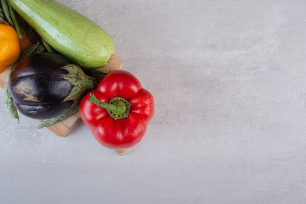 Melanzane, peperoni e zucchine sul piatto di legno. Foto di alta qualità