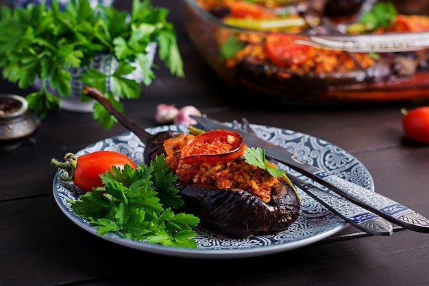 Melanzane ripiene turche con carne macinata di manzo e verdure al forno con salsa di pomodoro