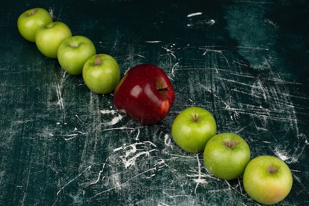 Mele rosse e verdi sulla tavola di marmo.