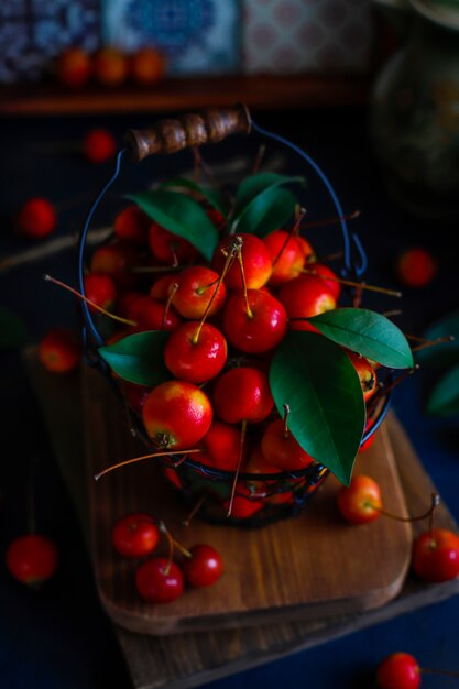 Mele rosse mature nel cestino dell'alimento di memoria