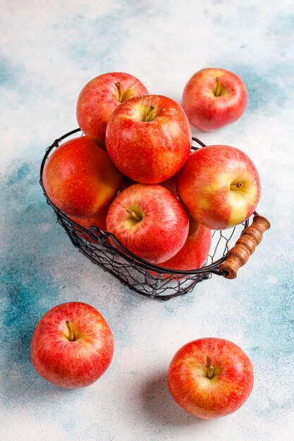 Mele rosse organiche deliziose mature