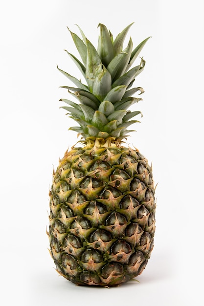 Mellow succoso dell'ananas isolato su bianco