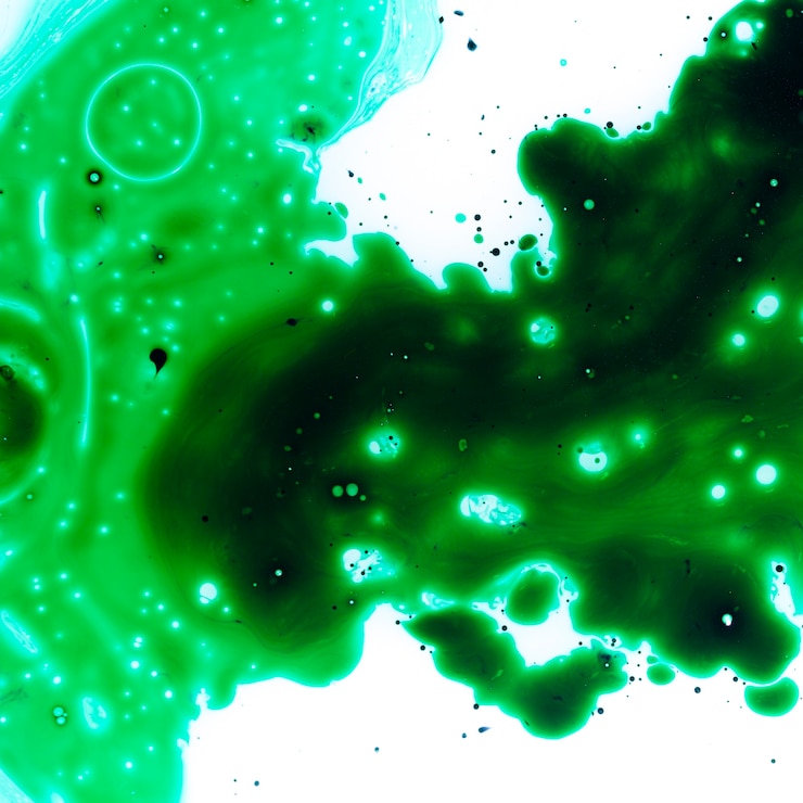 Foto gratuito melma liquida verde con punti di inchiostro