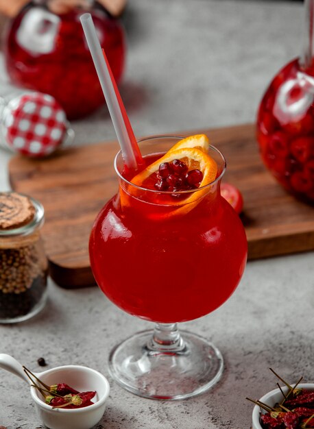 Melograno cocktail sul tavolo