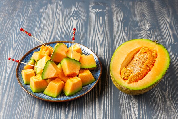 Melone cantalupo biologico fresco.