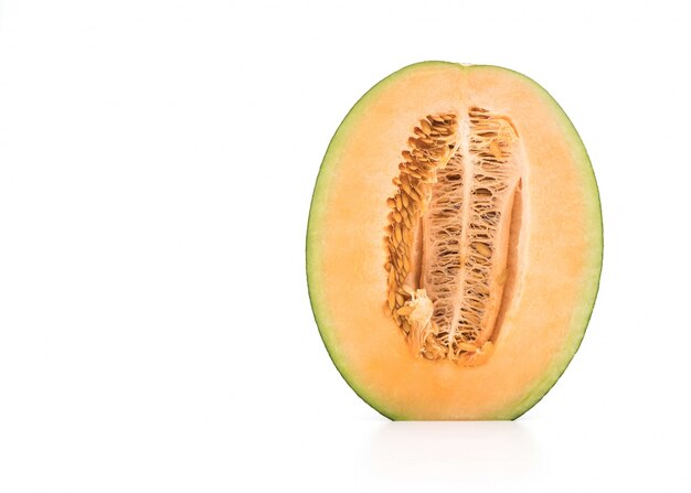 melone di cantalupo su bianco