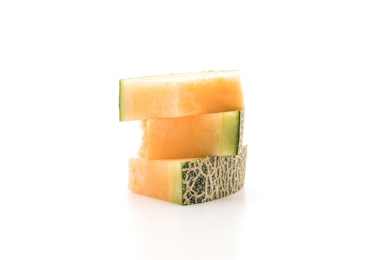 Foto gratuito melone di cantalupo su bianco