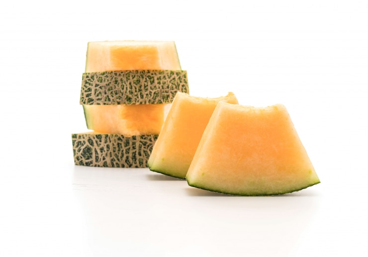 Foto gratuito melone di cantalupo su bianco