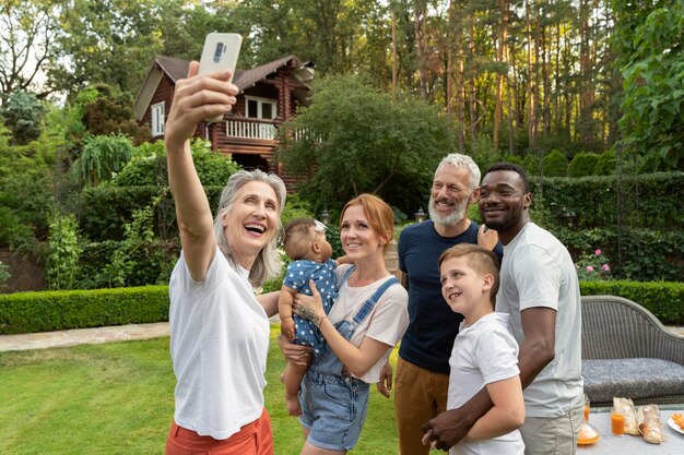 Membri della famiglia di tiro medio che si fanno selfie