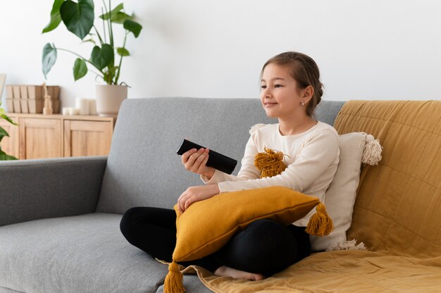 Membro della famiglia che guarda la televisione