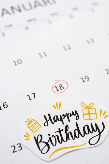 Memo di compleanno ad alto angolo aggiunto in un calendario vivace