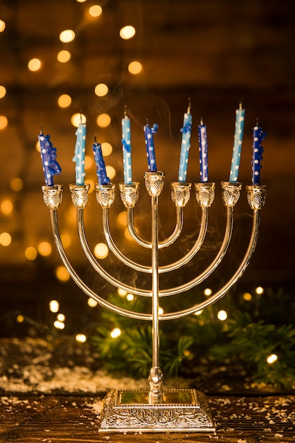 Menorah dorato con candele