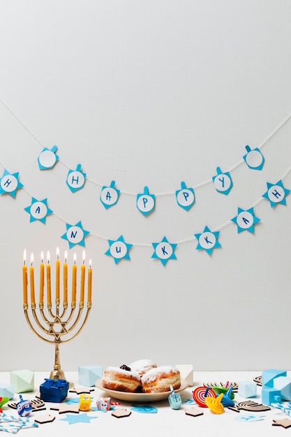 Menorah ebraica con dolci su un tavolo